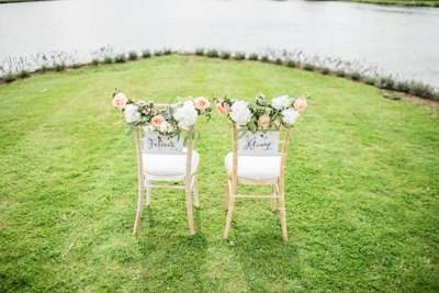 花が飾られた白い椅子