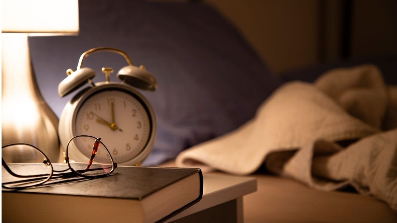 寝室にある時計や本