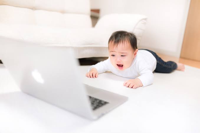 パソコンを見て叫ぶ赤ちゃん