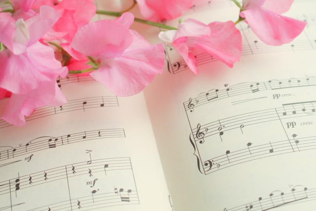 楽譜とピンクのお花