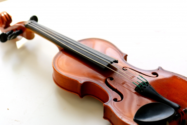 白い背景に置かれているバイオリン