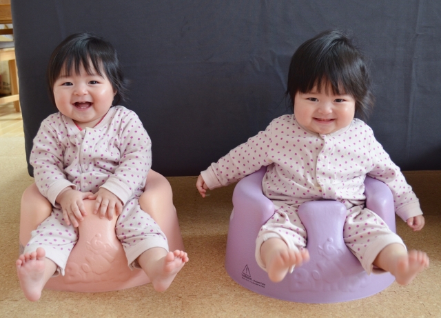 双子の赤ちゃんがバンボにすわる