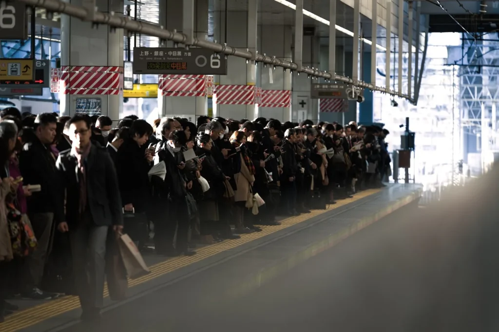 満員電車を待つ人々