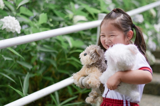 ぬいぐるみを抱っこする子供