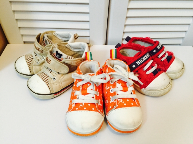 ベージュとオレンジと赤の3足の子供靴