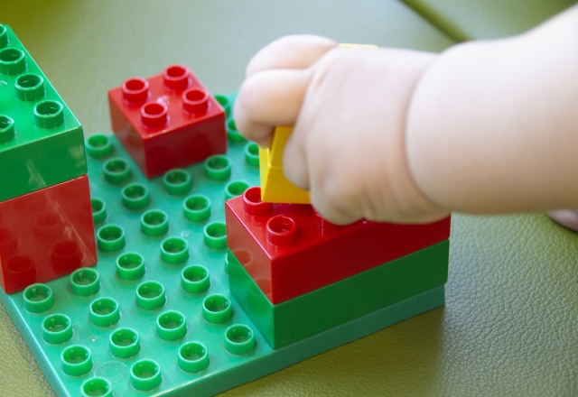 レゴブロックとレゴで遊んでいる幼児の手