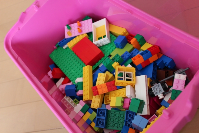 ピンクのボックスに入った沢山のレゴブロック