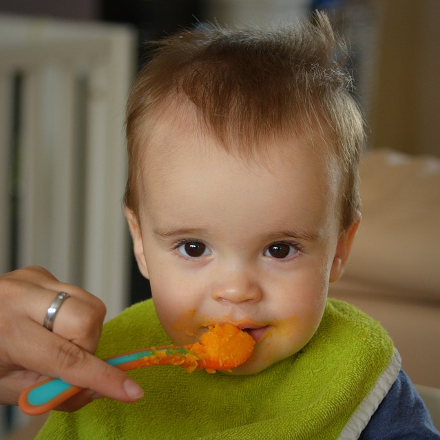 離乳食を食べる子供