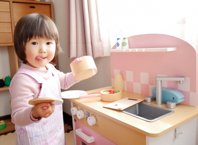 おままごとをする子ども