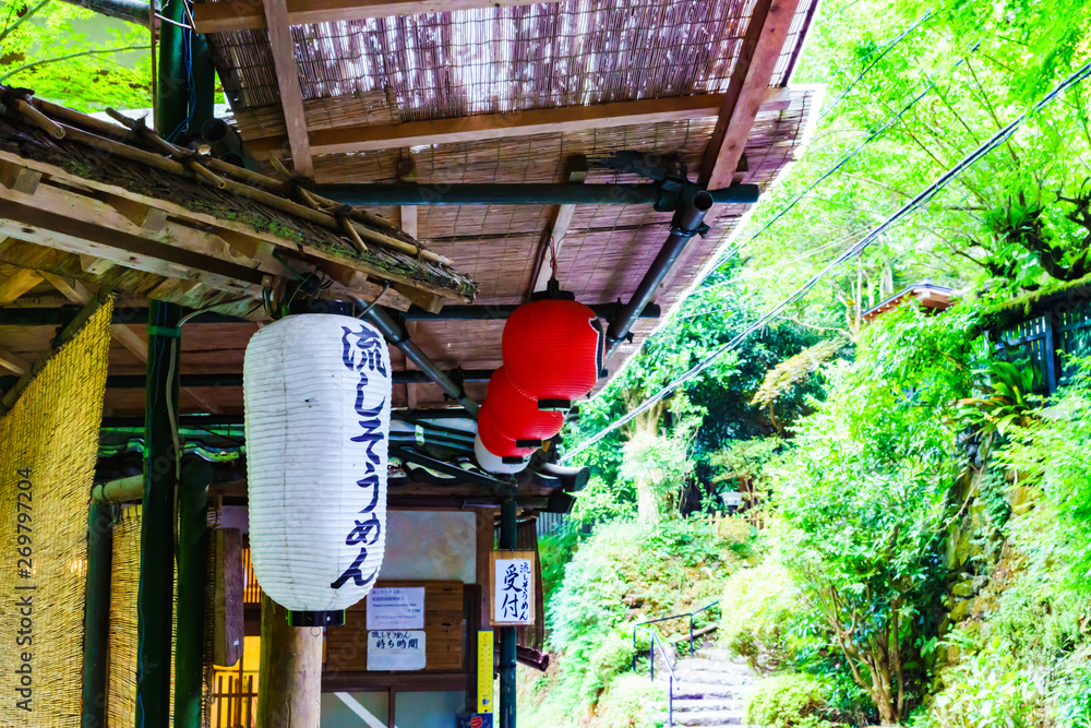 流しそうめんの提灯があるお店