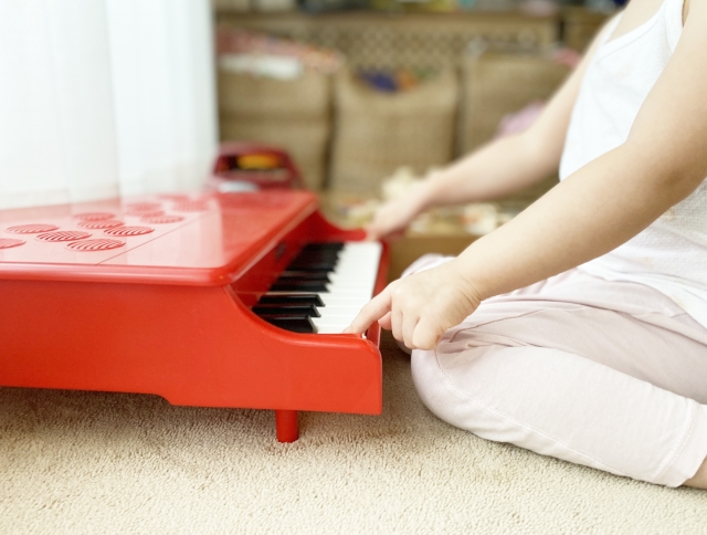 ピアノのおもちゃで遊ぶ子ども