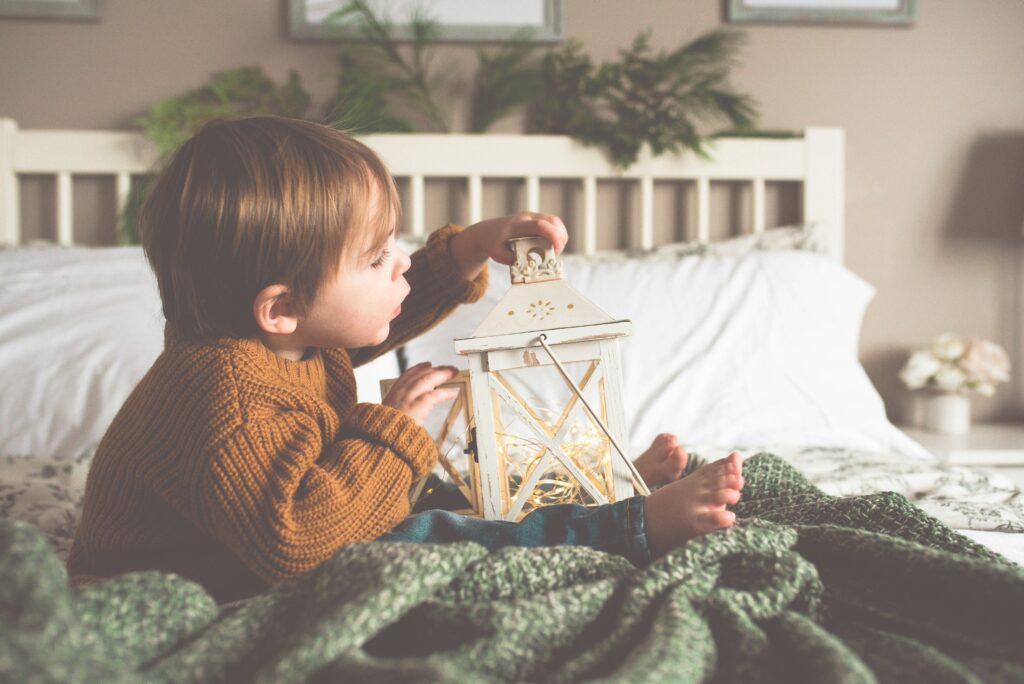 ベッドの上に座る子供