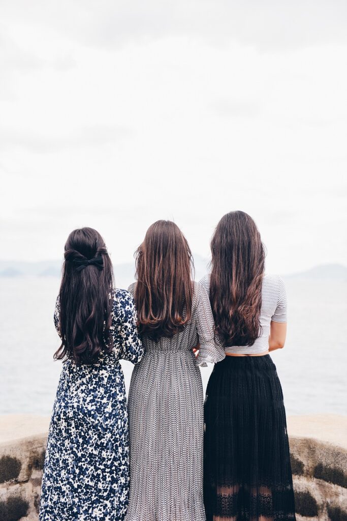 髪質の異なる3人の女性