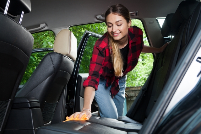 車内を掃除する女性