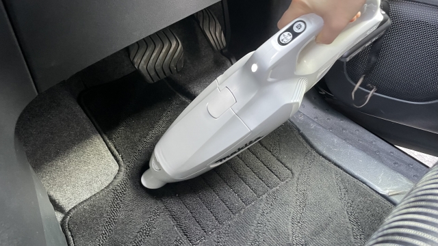 車内のゴミを掃除機で吸い取る