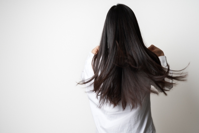 黒髪ロングヘアーの女性