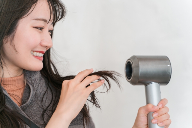 ドライヤーで乾かす女性