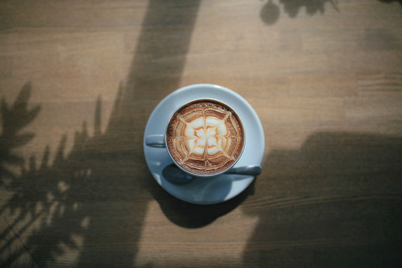 ラテアートがされたコーヒー