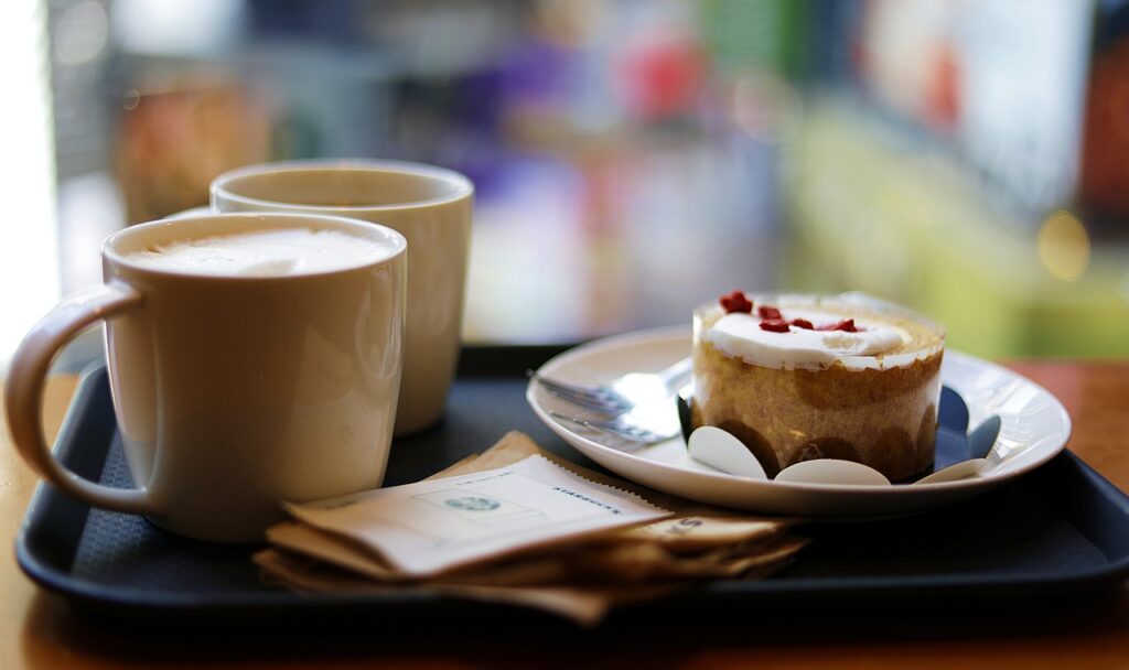 コーヒーが2つとケーキ