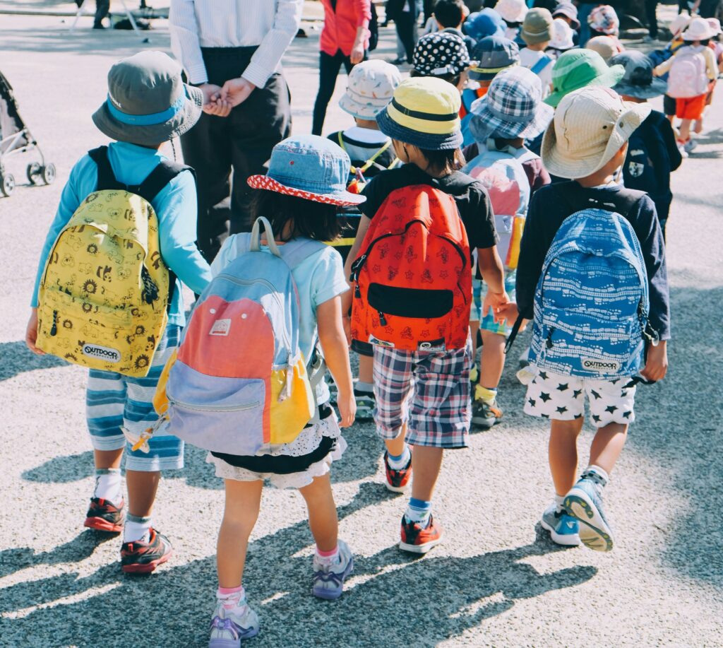 遠足の小学生