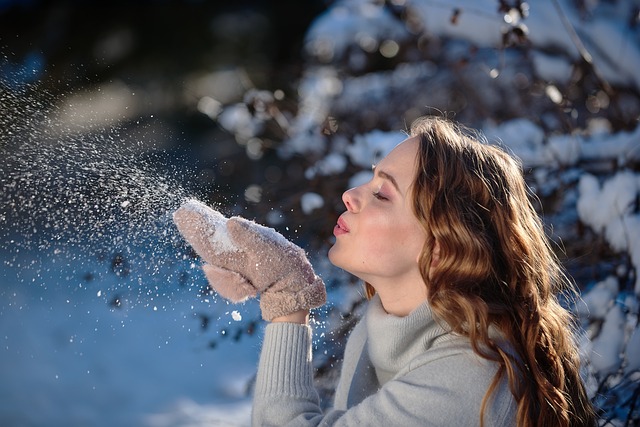 雪景色の中でコートを着た女性の横顔