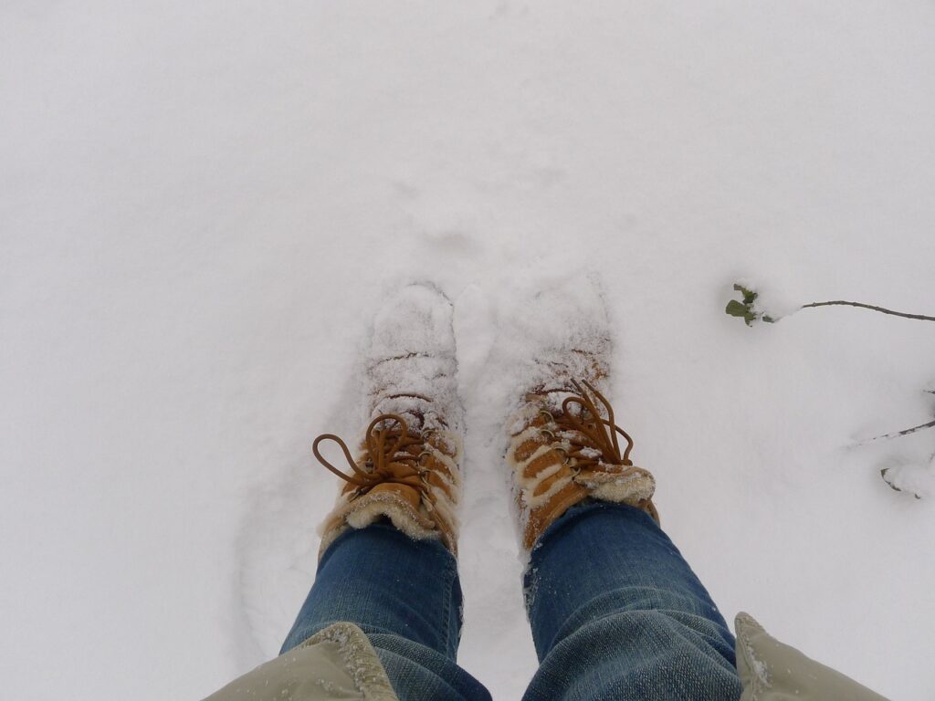 雪に埋もれそうになるブーツ