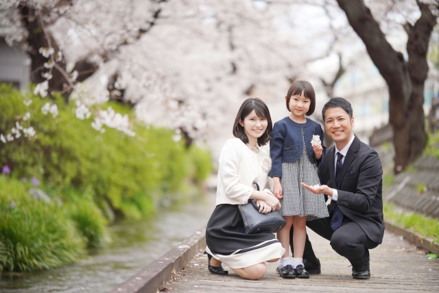 親子3人で写真を撮っている様子