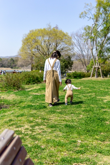 親子コーデをした男の子と母親