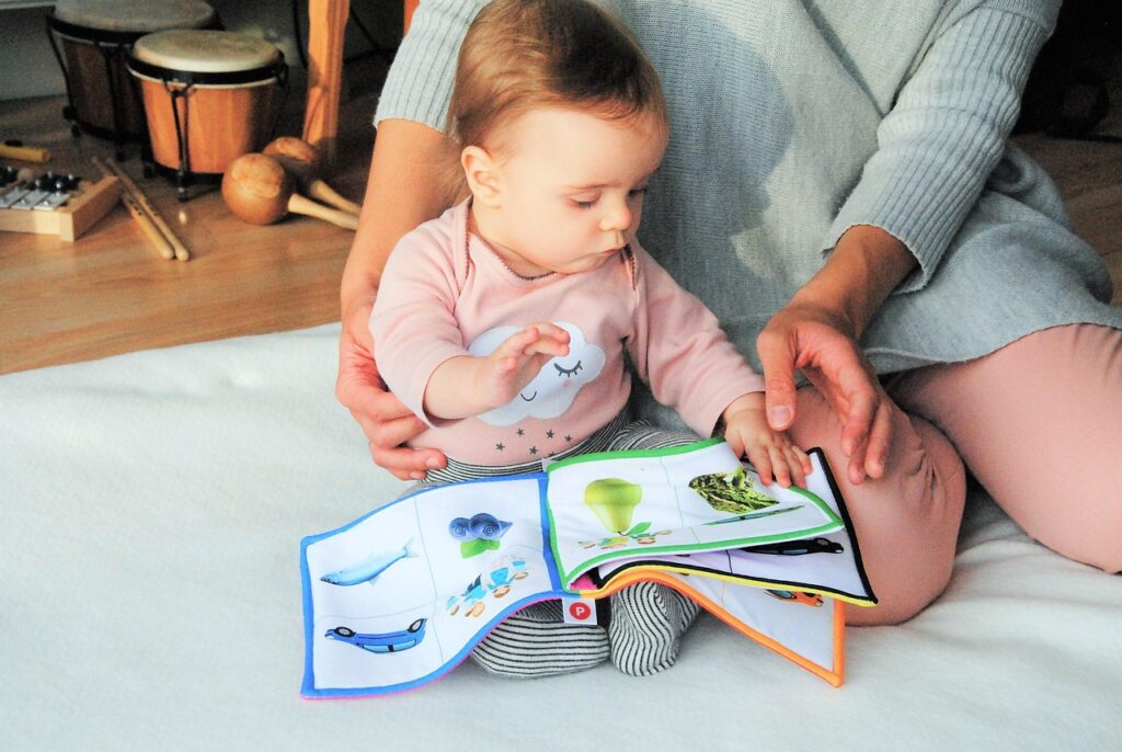 本を読む赤ちゃん