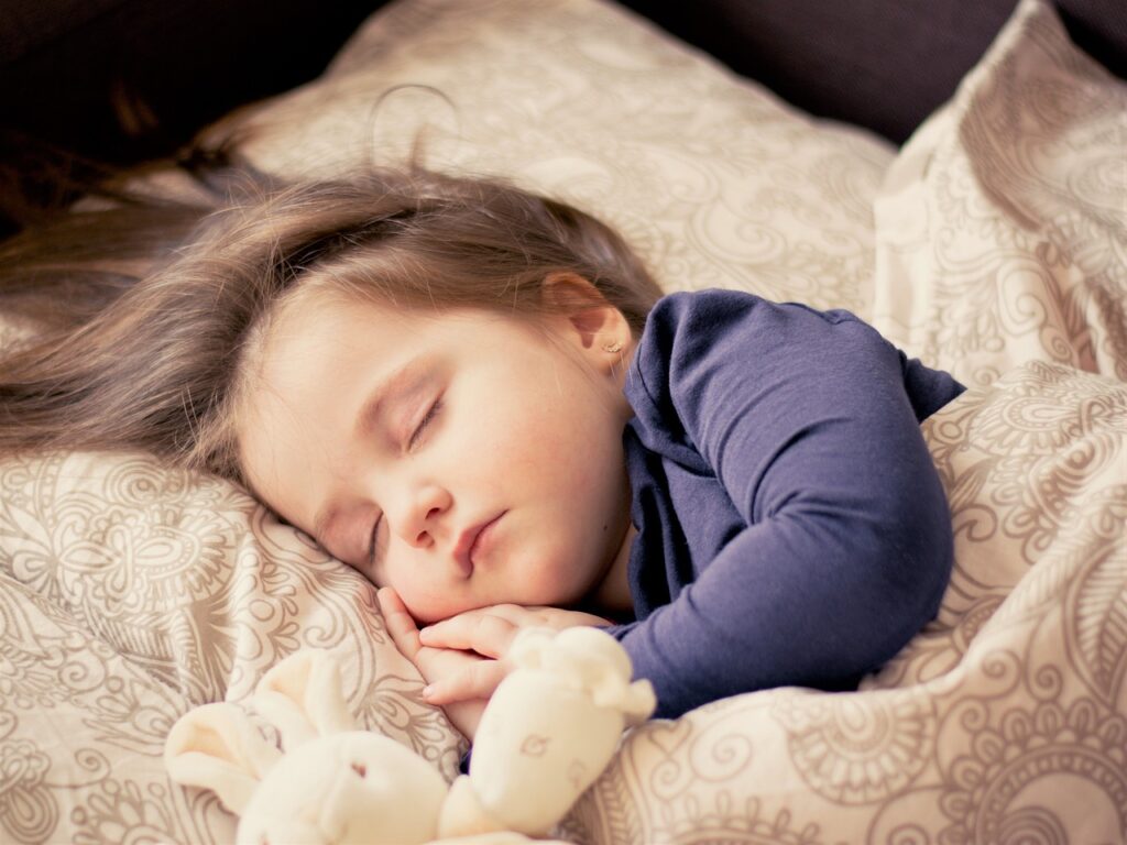 眠る子ども