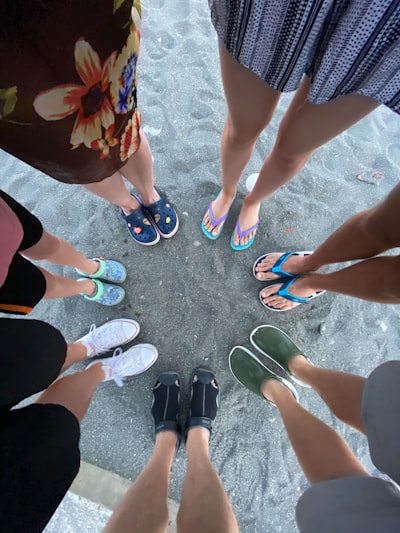 7人が円になった足元の写真