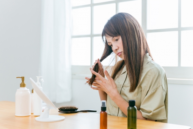 髪を気にする女性