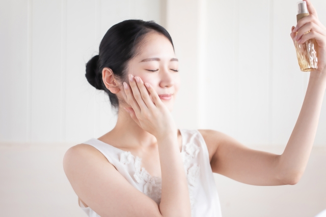 スプレーする女性