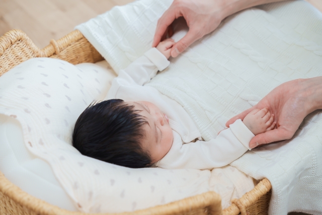 クーファンに寝ている赤ちゃん