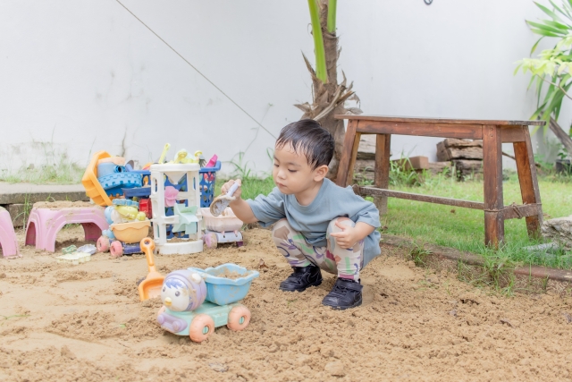 砂場で遊ぶ男の子
