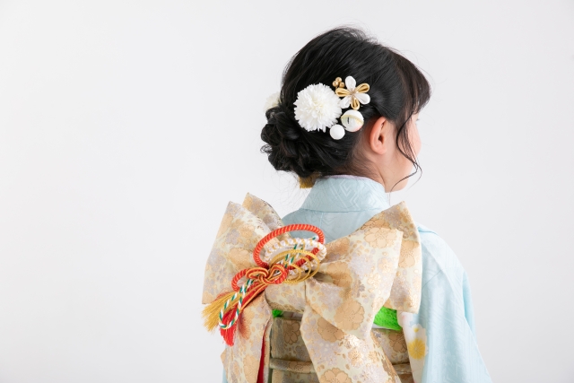 着物を着た女の子の後ろ姿