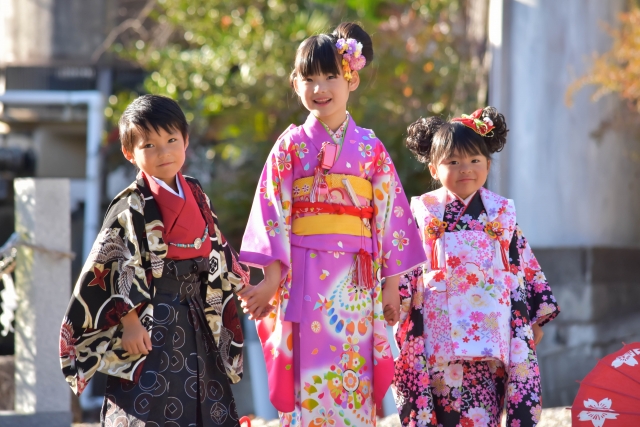 七五三のお祝いで着物を着る男の子と女の子