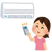 エアコンを付ける女性