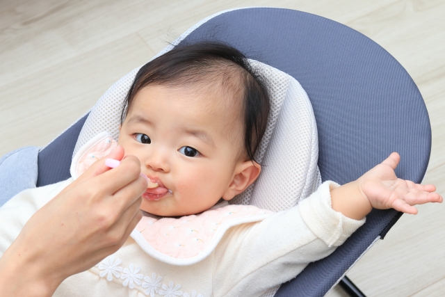 バウンサーで離乳食を食べる赤ちゃん