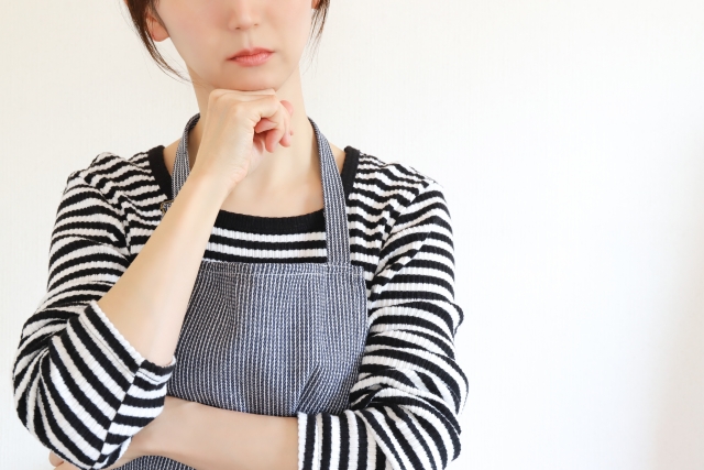 考える女性