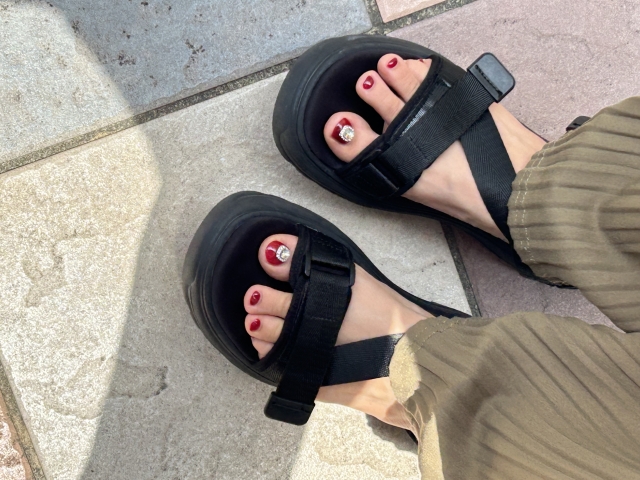 女性がサンダルを履いている足元