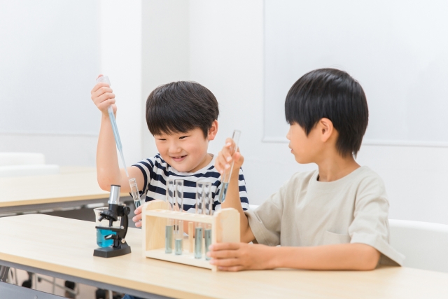 男児2人が実験をしている写真