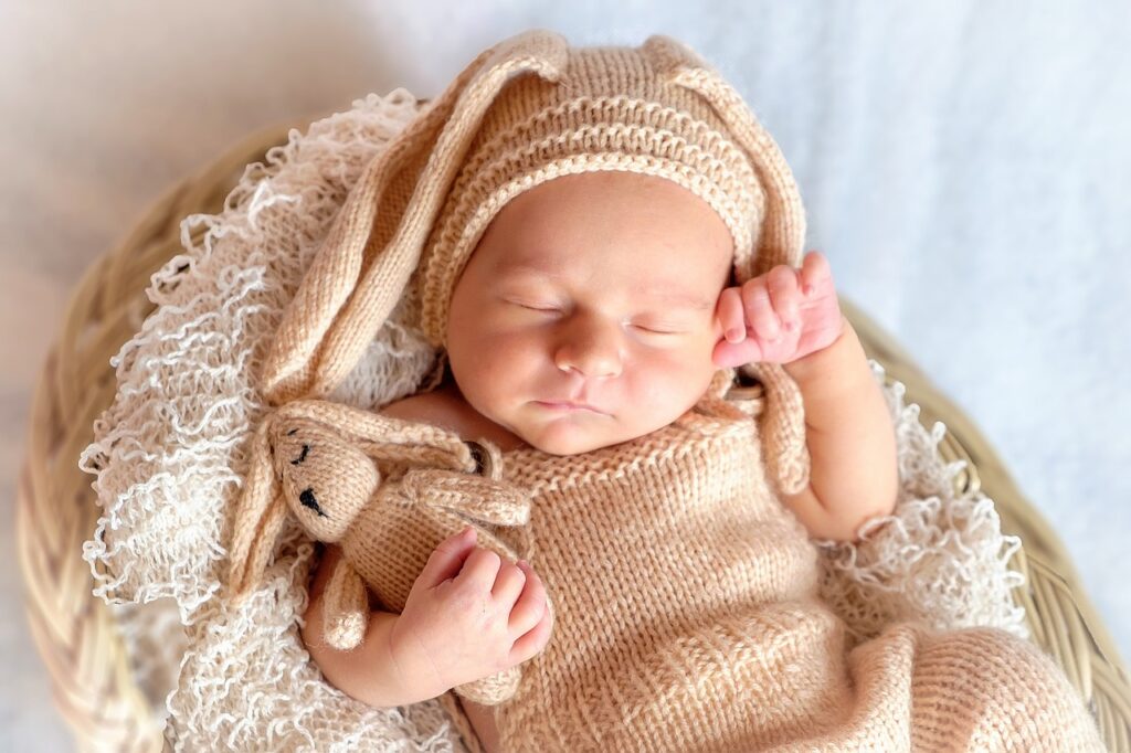 うさぎのコスチュームを着た新生児