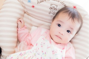 こちらを見つめる赤ちゃん