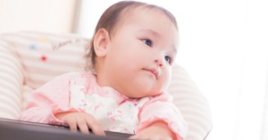 ハイローチェアに座る赤ちゃん