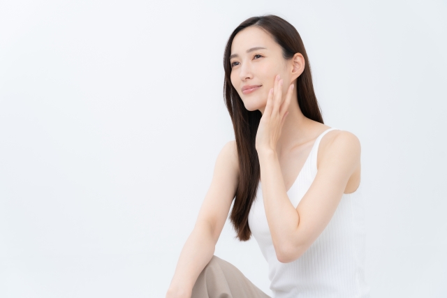 白いタンクトップの女性