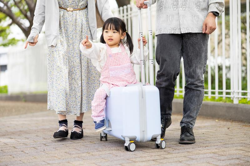キャリーケースに乗る子供