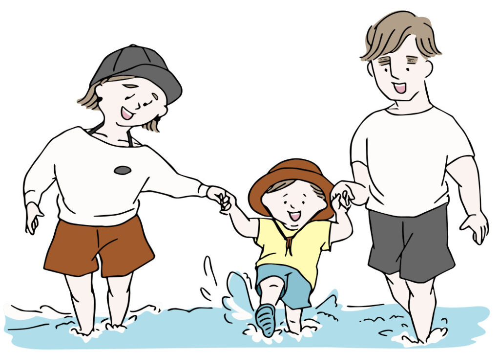 水遊びをしている家族