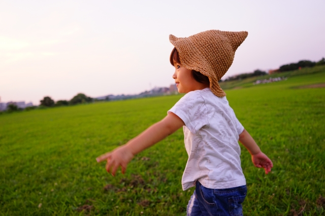 夕方の公園で遊ぶ男の子