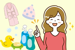便利なお風呂グッズを見て笑顔の女性